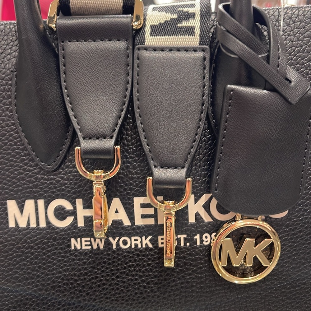 MICHAEL KORS
Mirella Small Pebble Leather Crossbody Bag
Black 
NWT - Picture 8 of 16